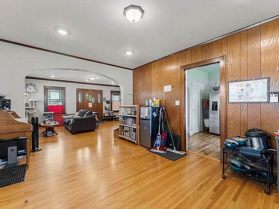 5th image of 709 10th St NE