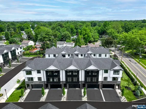 28 Skye Dr, Paramus, NJ 07652