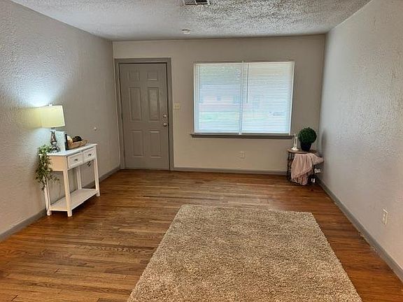 4th image of 20933 Gold St