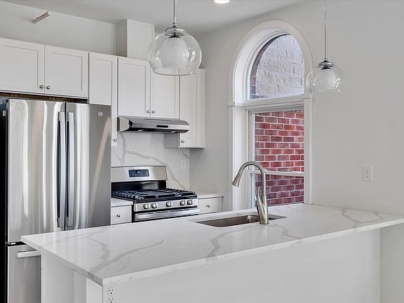 4th image of 102 Hackett Blvd #302
