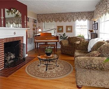 3rd image of 860 Southwood Dr