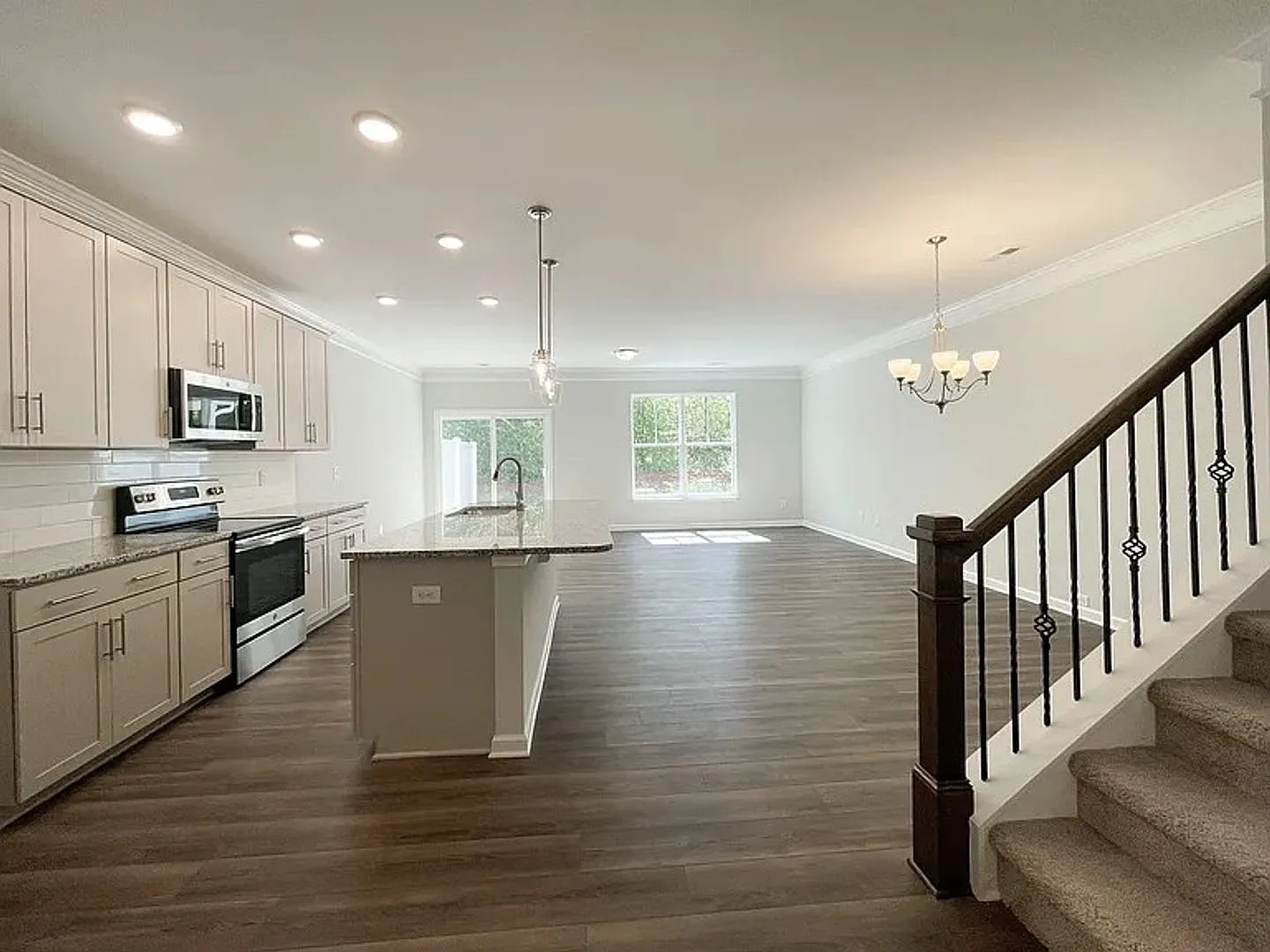 Beautiful 3-Bedroom Home with Loft & Garage — Photo 3