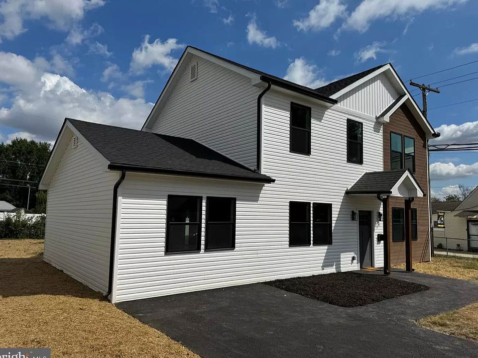 FRONT OF HOUSE WITH 4 CAR DRIVEWAY AND PLEANTY OF STREET PARKING OUT FRONT.