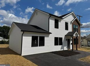 189 Goldenridge Dr, Levittown, PA 19057