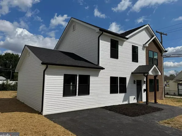 189 Goldenridge Dr, Levittown, PA 19057