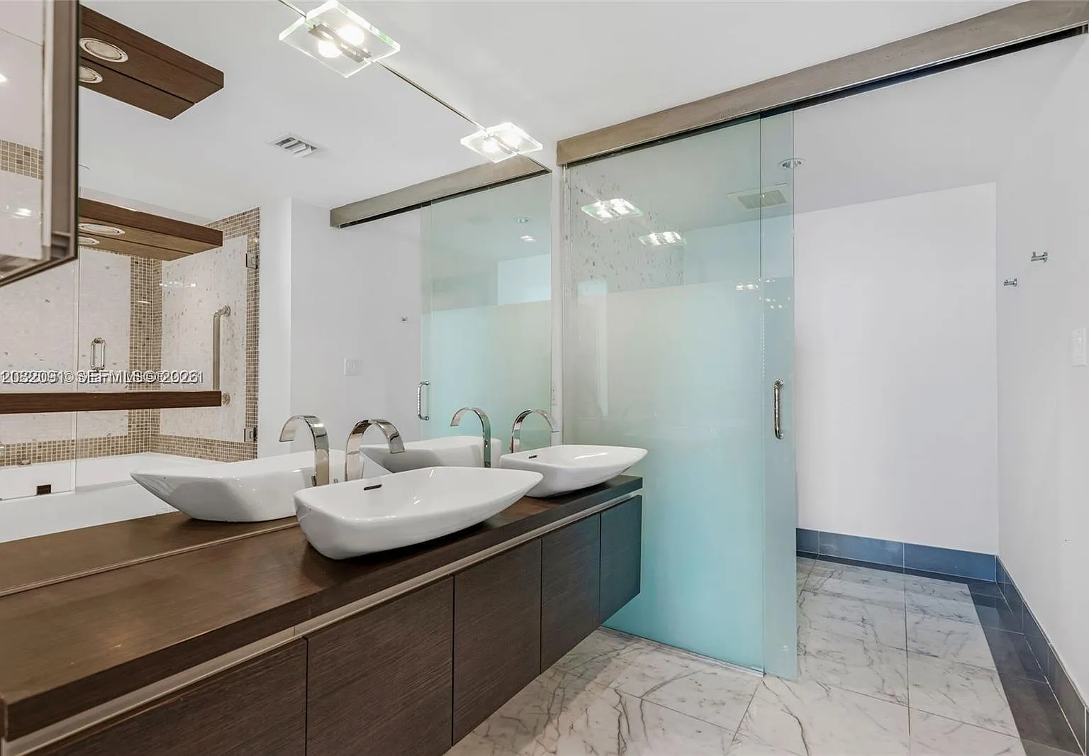 Epic West Condo — Photo 3