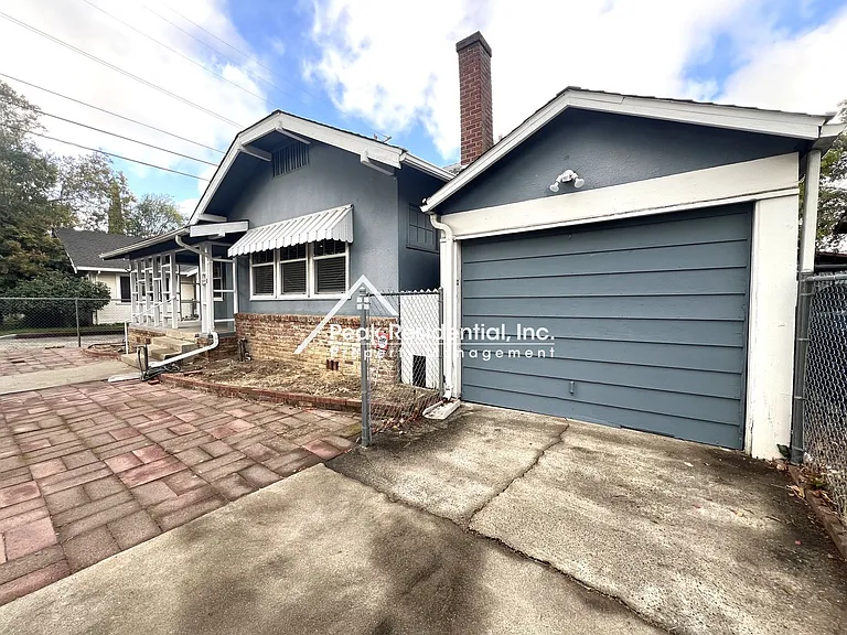2974 32nd St — Photo 3