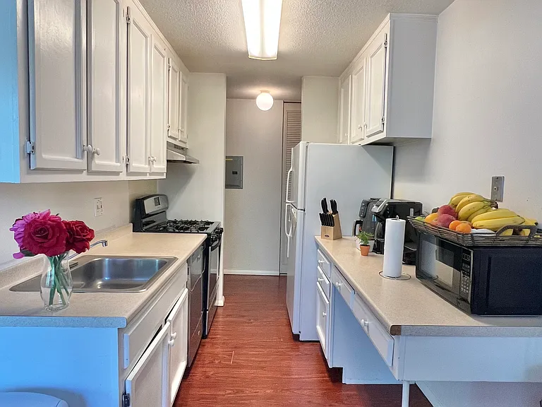 2 Shrewsbury Green Dr #I — Photo 7