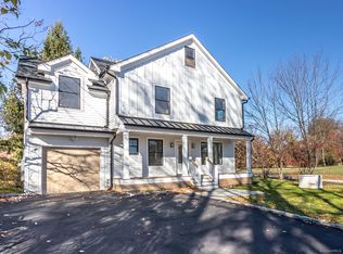 552 Knapps Hwy, Fairfield, CT 06825