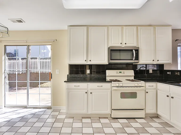 17259 Larkin Dr — Photo 5