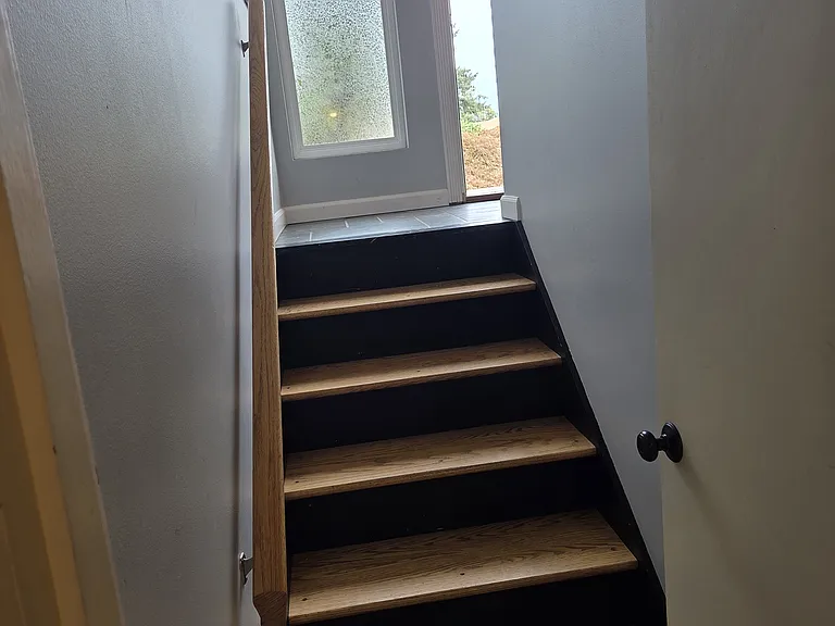 Stairs (lower)