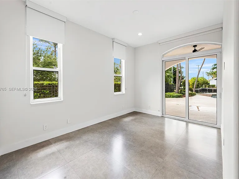 552 Palm Dr — Photo 22