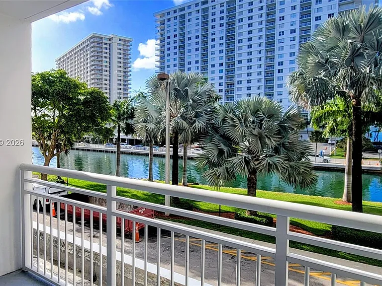 400 S Kings Point Dr #220 — Photo 9