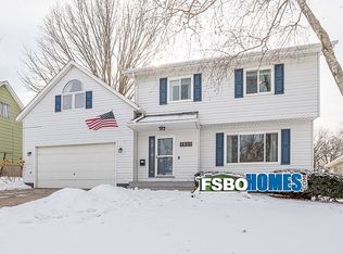 1819 Queens Dr, Bettendorf, IA