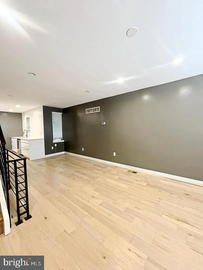 2 bed, 2.5 bath, 1010 sqft, $1,900 — Photo 3
