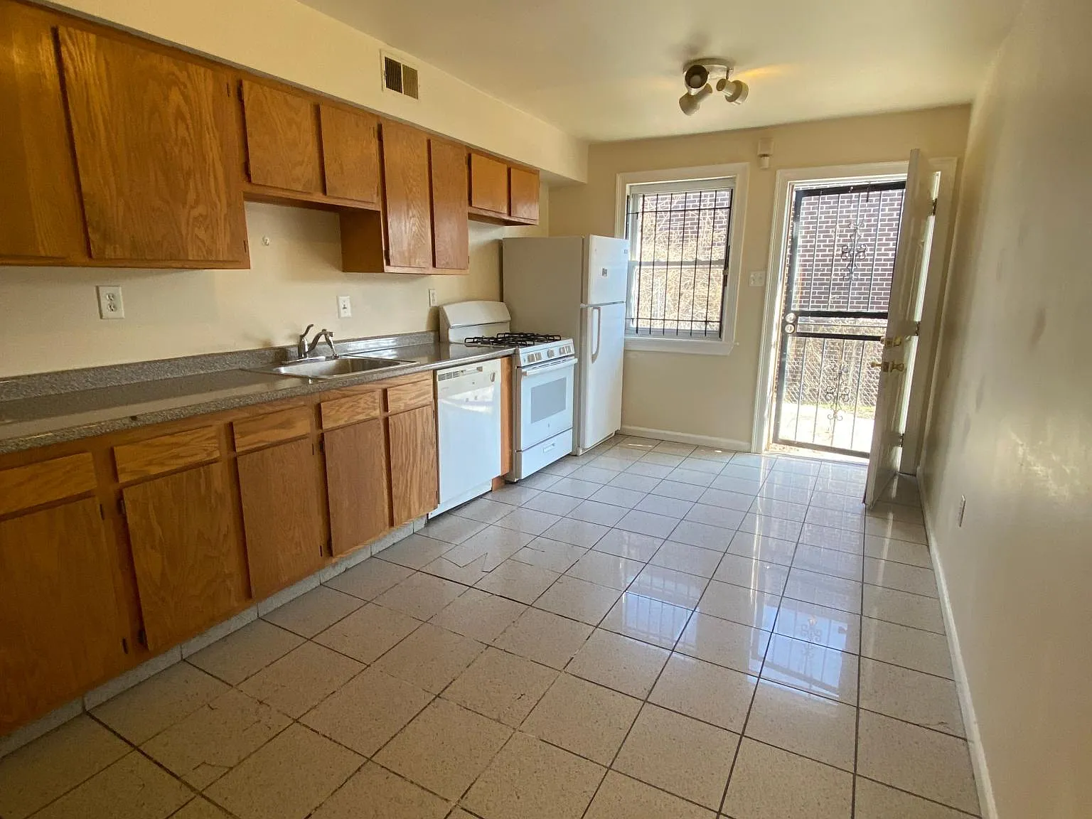 5 bed, $2,500 — Photo 1