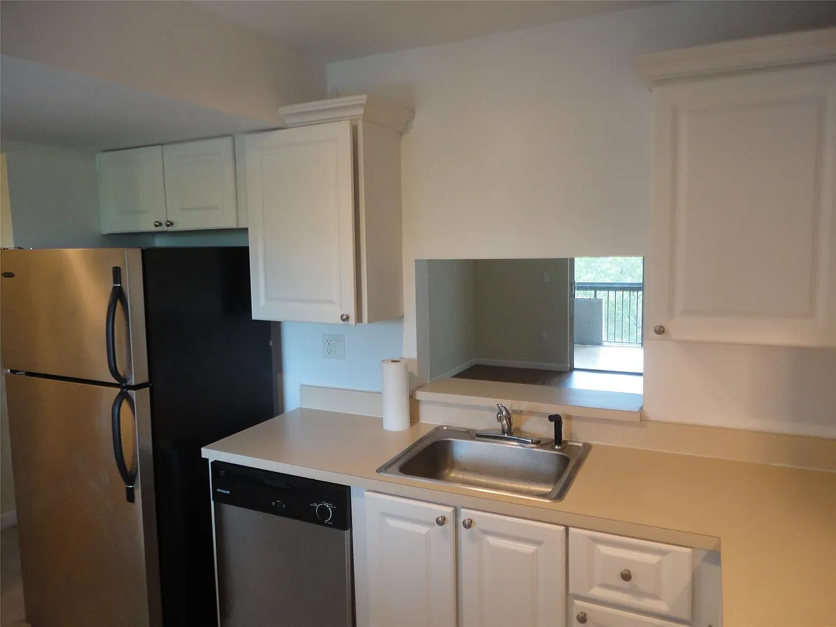 Building Photo - 731 N Pine Island Rd #402
