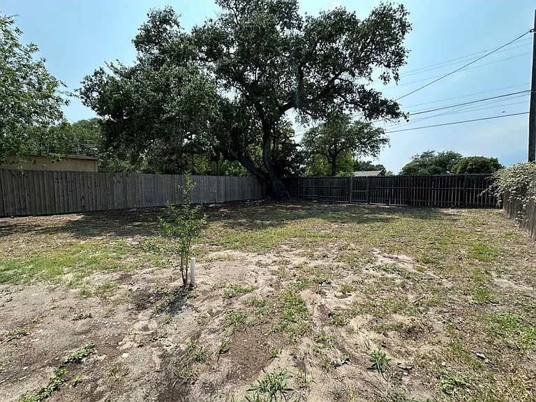 230 N Houston St — Photo 10
