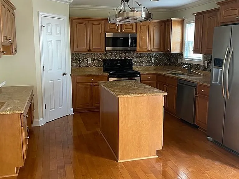 360 Harbor Dr — Photo 12
