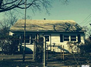 320 Muncy St, Lindenhurst, NY 11757