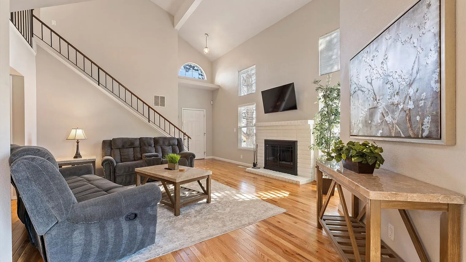 3 bed, 2.0 bath, 1367 sqft, $7,233 — Photo 1