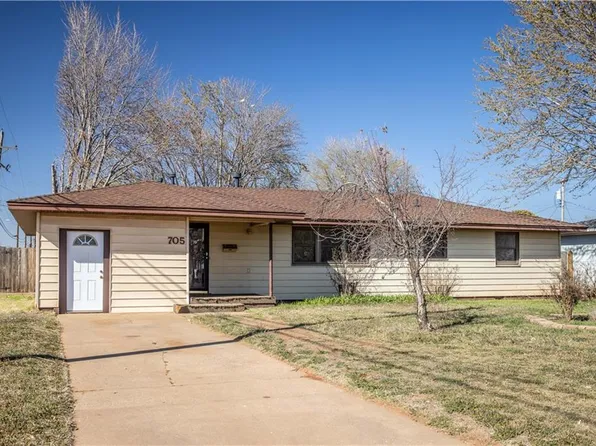705 E Tom Stafford St, Weatherford, OK 73096