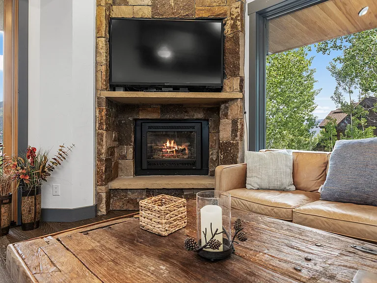 Living Room| Smart TV | Fireplace