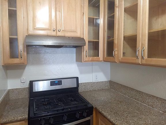 3rd image of 1000 N Doheny Dr APT 205