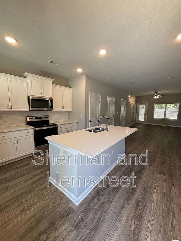 2 bed, 2.5 bath, 1225 sqft, $1,530 — Photo 2