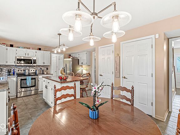 3rd image of 719 Hohlier Ln