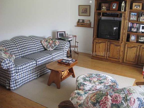 3rd image of 528 Cameo Dr