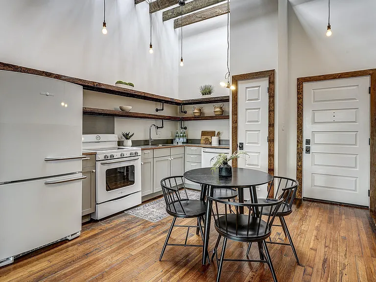 110 W Market St — Photo 7