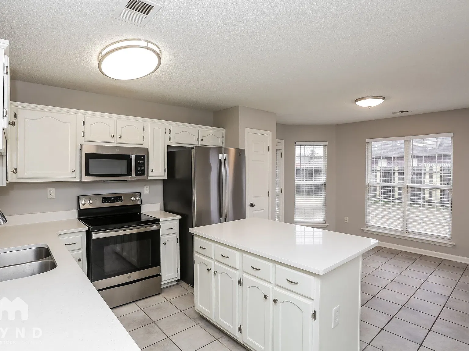 4 bed, 2.0 bath, 2000 sqft, $2,025 — Photo 2