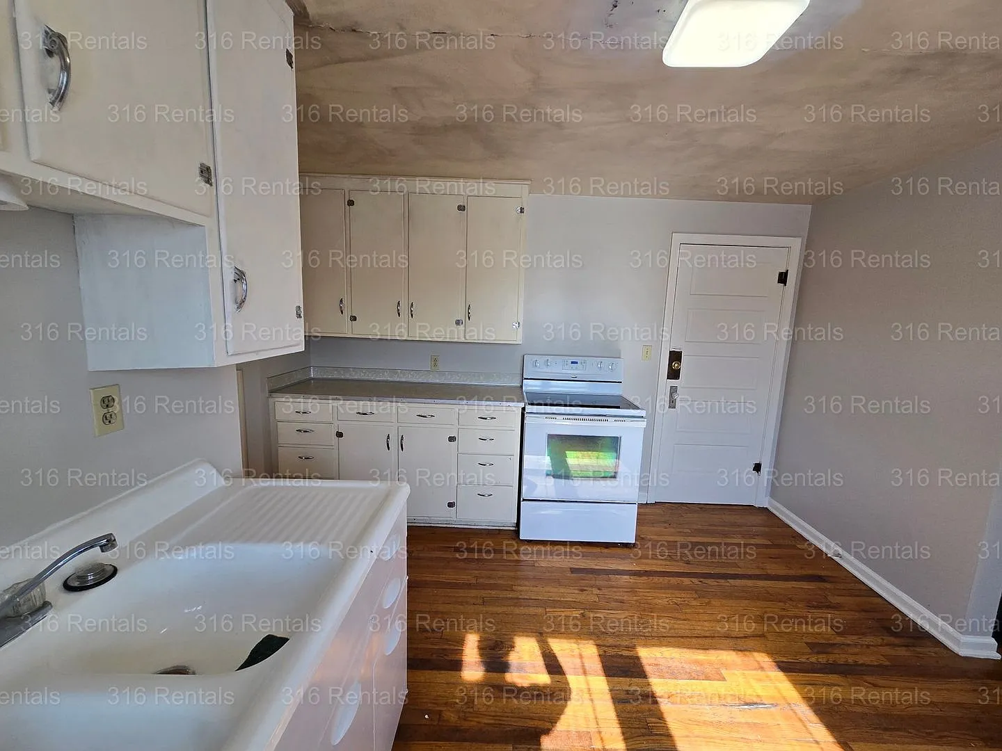 121 W 2nd St — Photo 3