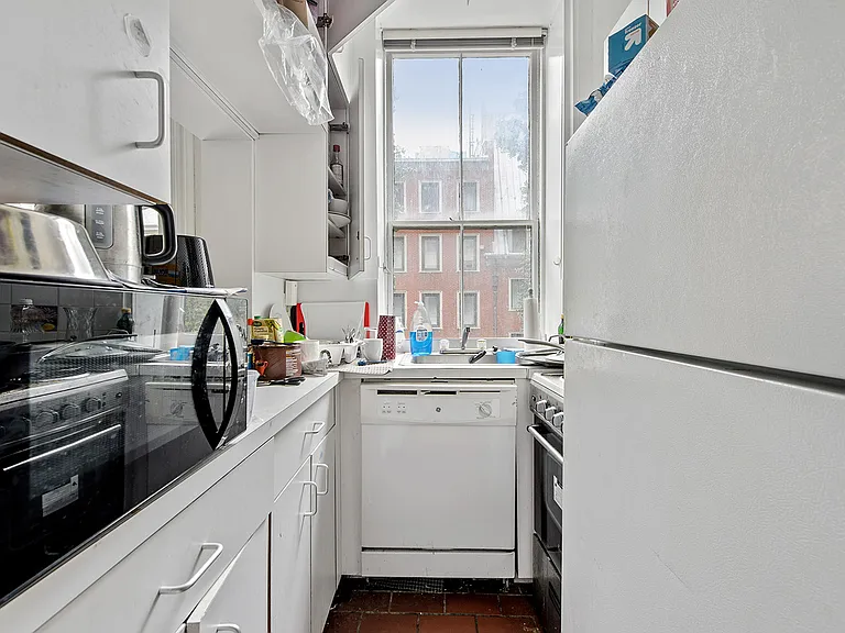 32 Beekman Pl #5 — Photo 1