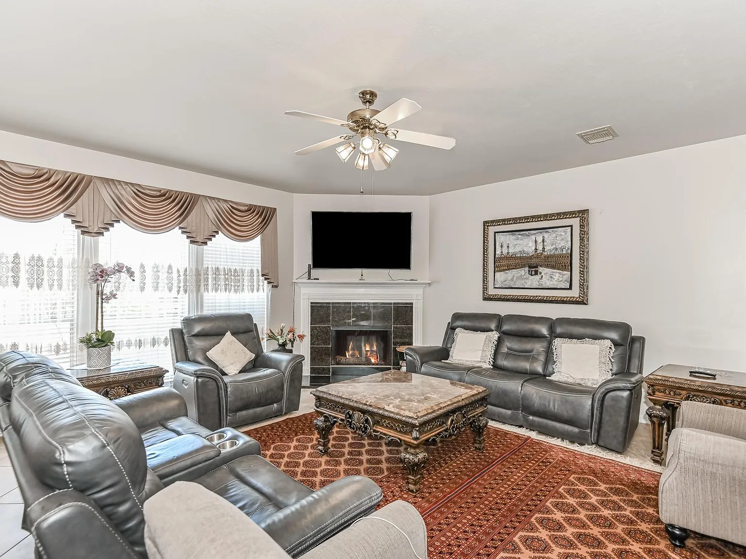 5 bed, 2.5 bath, 2572 sqft, $2,600 — Photo 2