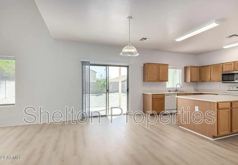 17229 W Caribbean Ln — Photo 5