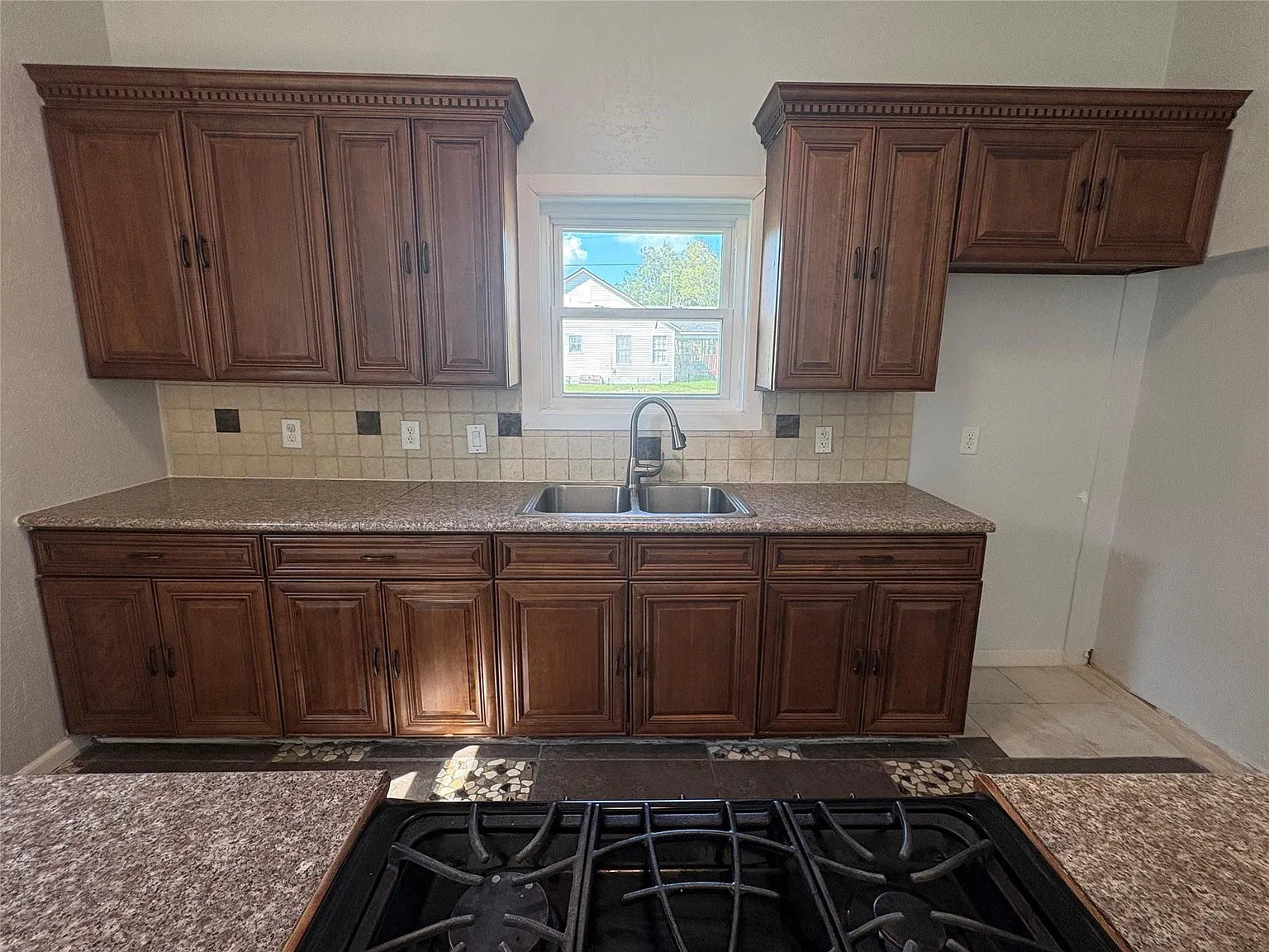 4 bed, 1.0 bath, 1541 sqft, $2,000 — Photo 4