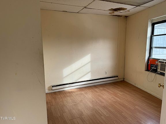 3rd image of 328 Wyandotte Ave E