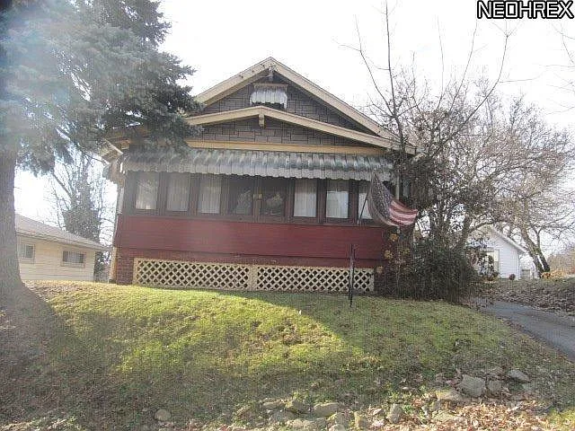 158 Glenn St photo 1