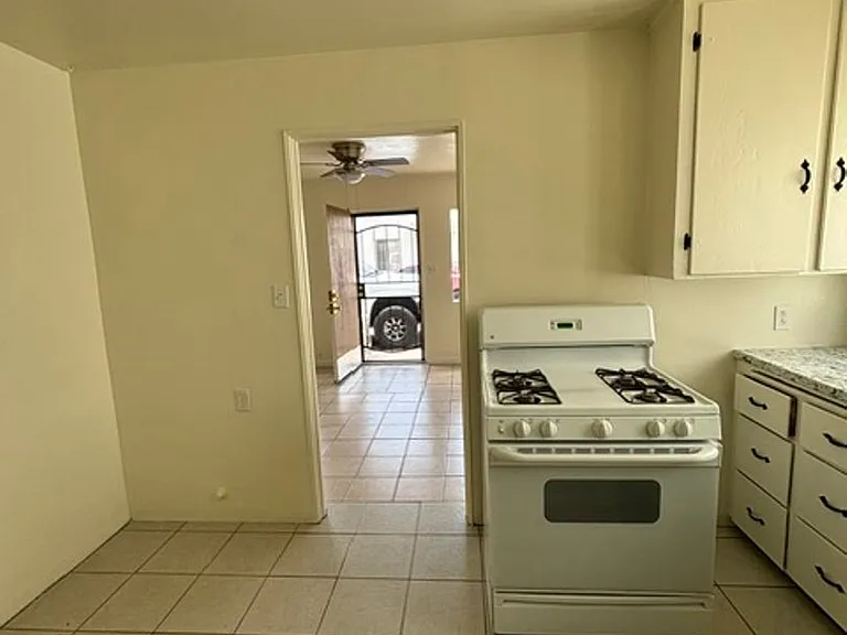 918 W Hays St — Photo 10
