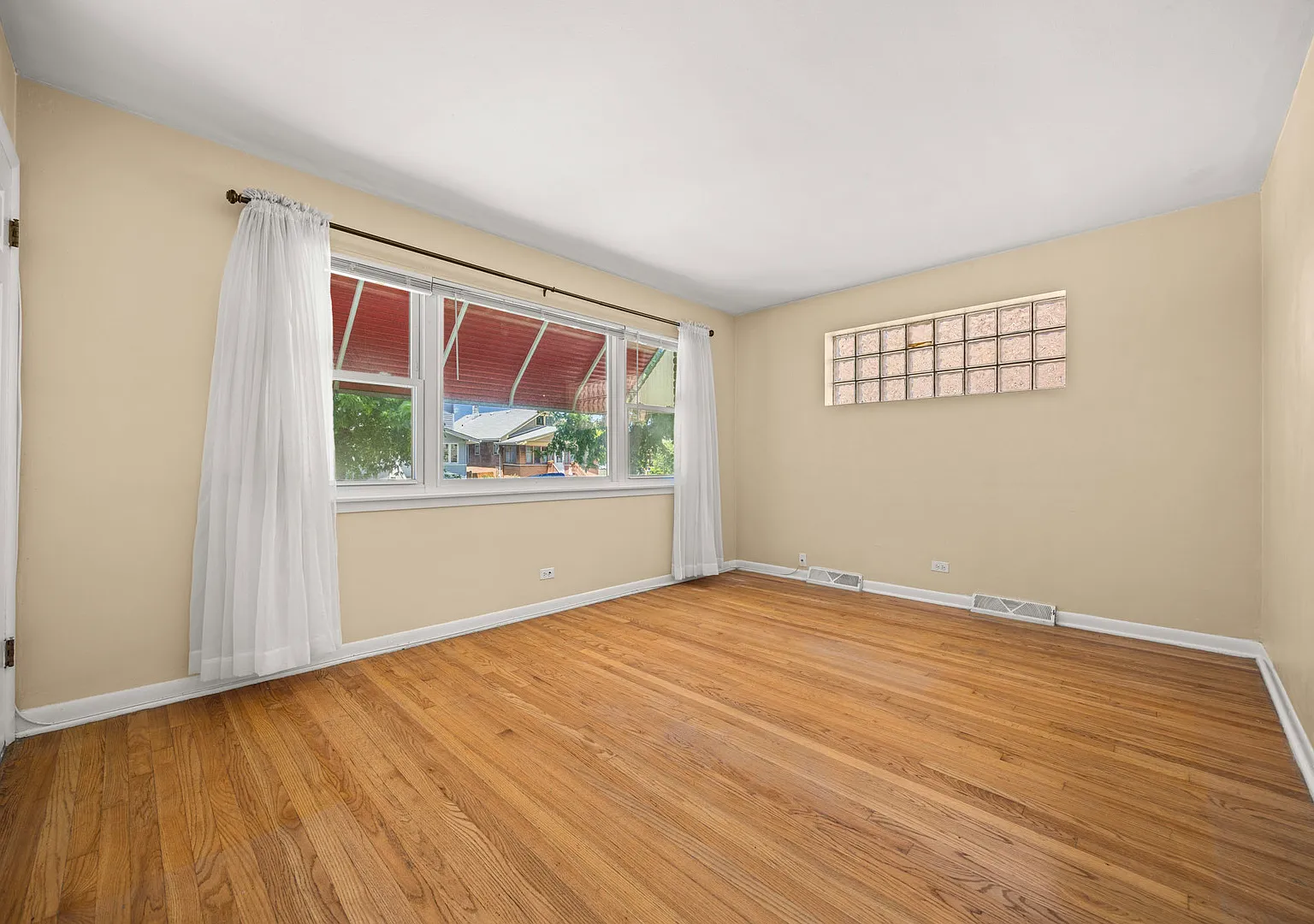 3 bed, 960 sqft, $2,100 — Photo 3