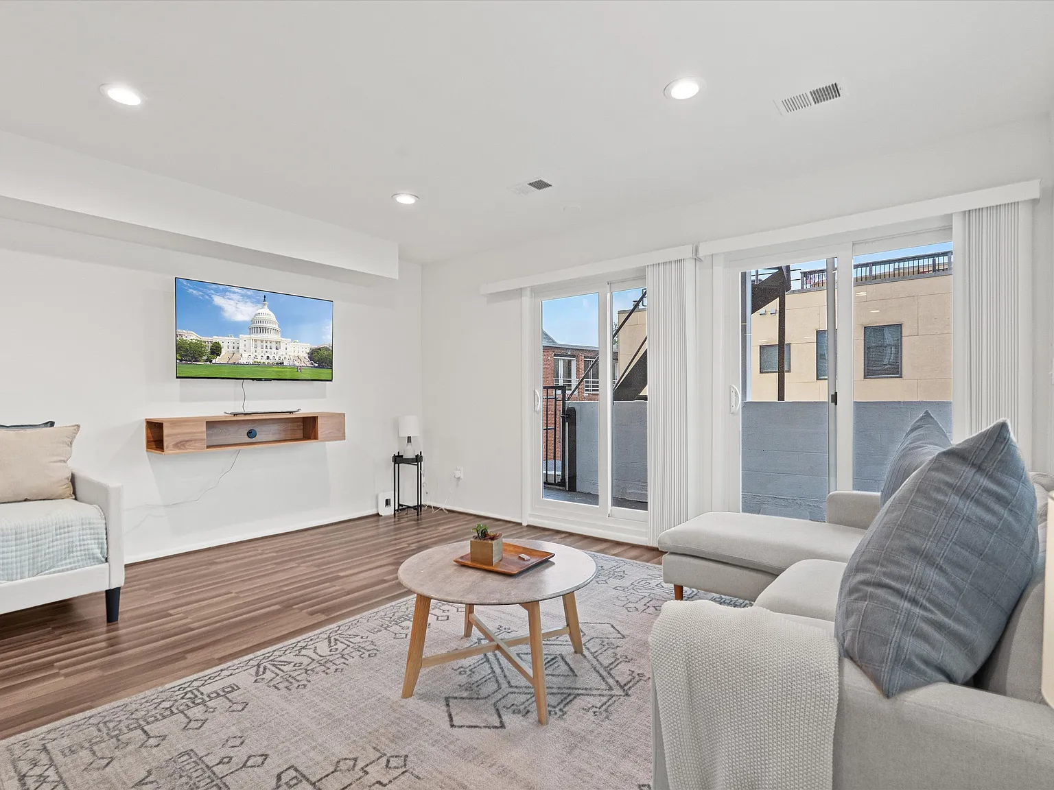 2 bed, 1050 sqft, $3,149 — Photo 4