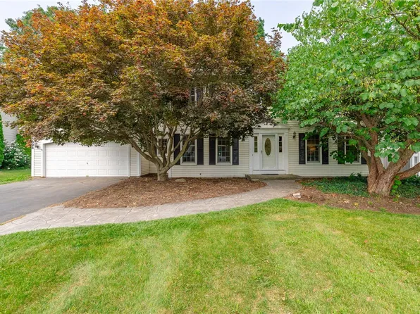 5894 King Hill Dr, Farmington, NY 14425