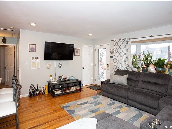 5th image of 1321 East St