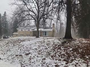 23690 Lake Ravines Dr, Southfield, MI 48033