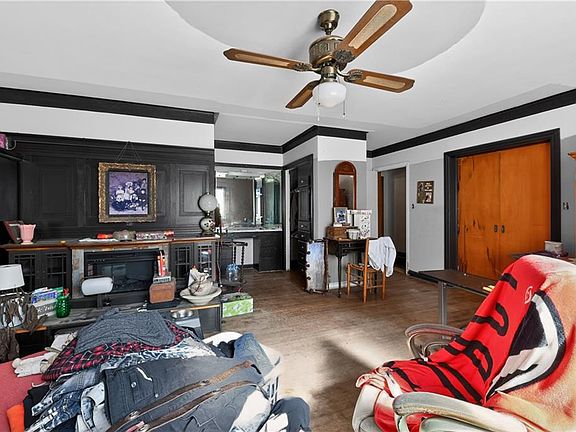 3rd image of 906 Elizabeth Pl