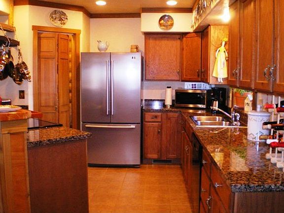 Kitchen w/corner pantry