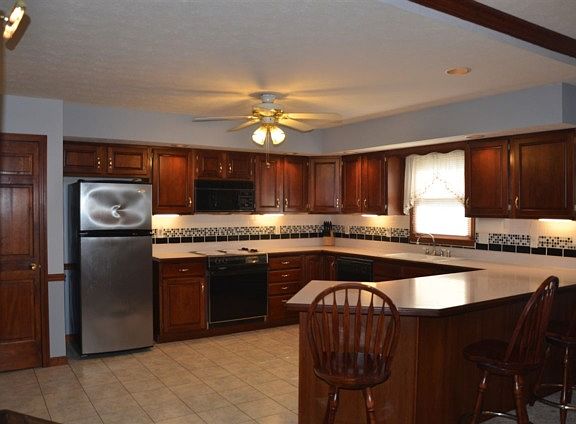 3rd image of 8911 Camelot Dr