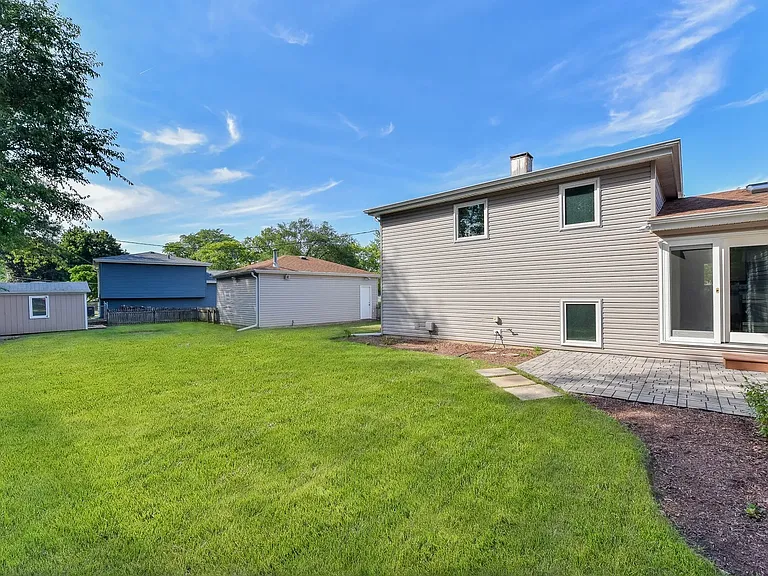 5S480 Campbell Dr — Photo 3
